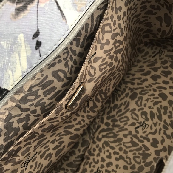 SOLD ❌⭕️⭕️❌⭕️ Guess Purse - Picture 5 of 6